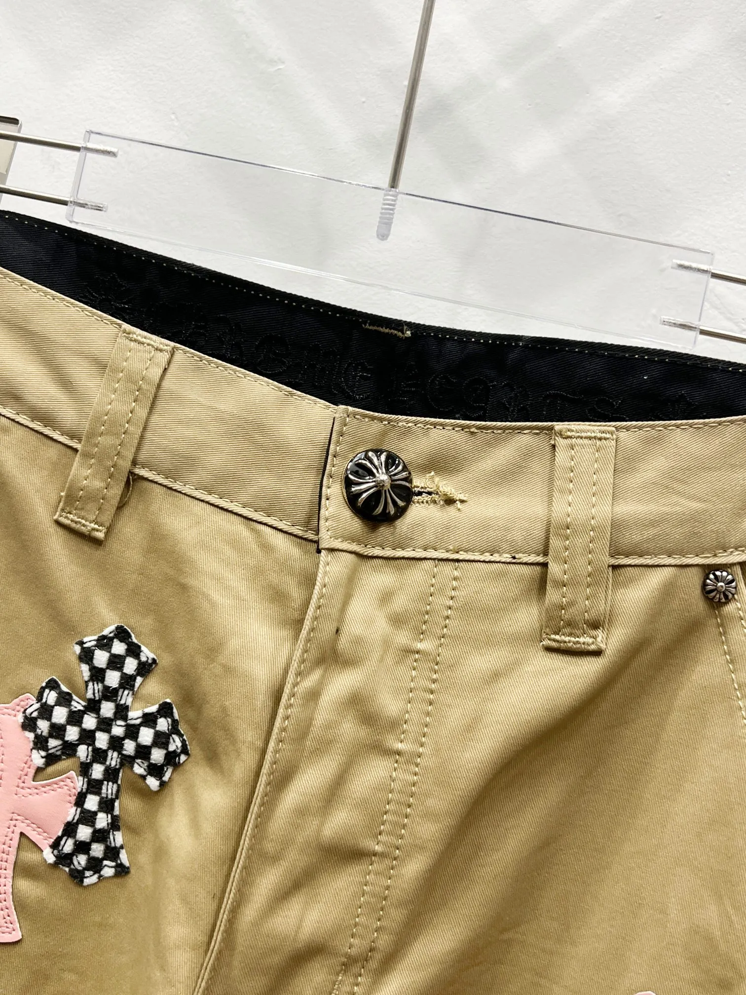 P260 Style number: (c034) ChromeHearts & ChromeHearts 2025 new khaki wood pink checkerboard cross leather couple's loose jeans Top quality ceiling quality Styles with different wash textures, very friendly to people with thin legs and thick legs, straight and loose version very flattering leg shape Timeless moderate length, easy to match with casual, basic styling for various styles, a must-have in the wardrobe! The fabric is stiff but also makes the upper body soft without losing texture. The washing process is even more perfect. It is a must-have item for everyone! ! ! Washed wheat, hang tag, pants label, three labels complete Color: Khaki Size: 28-30-32-34